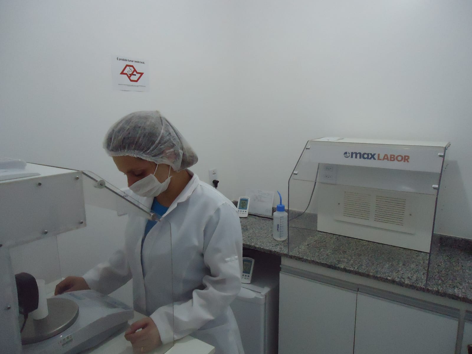 Farmacêutica da Botika da Bicharada manipulando fórmula no laboratório